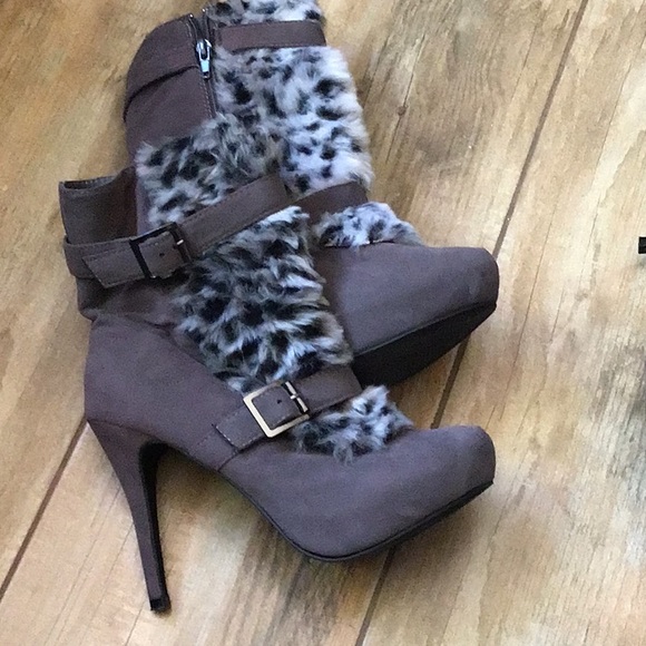 Faux suede and faux fur 4.5” boot. - Picture 3 of 3